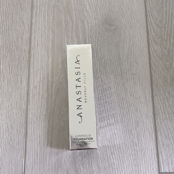 Anastasia Luminous Foundation - Picture 2 of 3